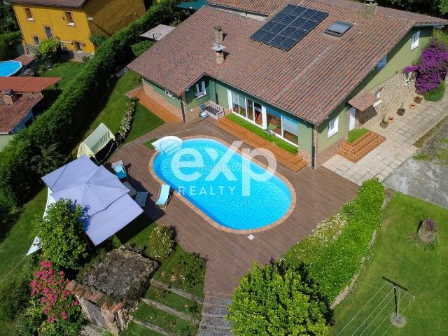Chalet en venta en Langreo, Lada. Casa reformada con piscina, frutales y parcela edificable en entorno natural privilegiado Veneros, Langreo. Chalets.