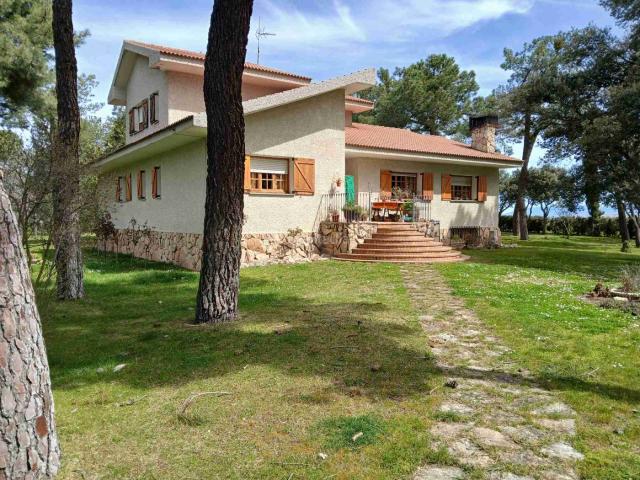 Chalet en venta en Lastras del Pozo. EXCLUSIVO CHALET EN VENTA CON FINCA DE 24.900 METROS EN MARUGAN SEGOVIA. Chalets Lastras del.