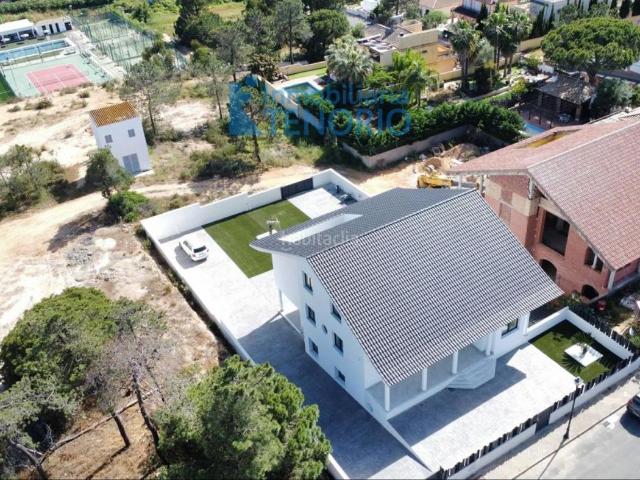 Chalet en venta en Lepe. Chalet en venta en Pinares de Lepe, 4 dormitorios. Chalets.