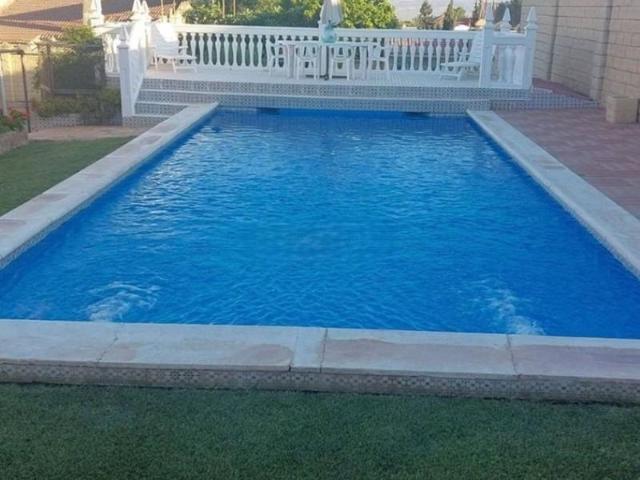 Chalet en venta en Linares, Urb. San Roque