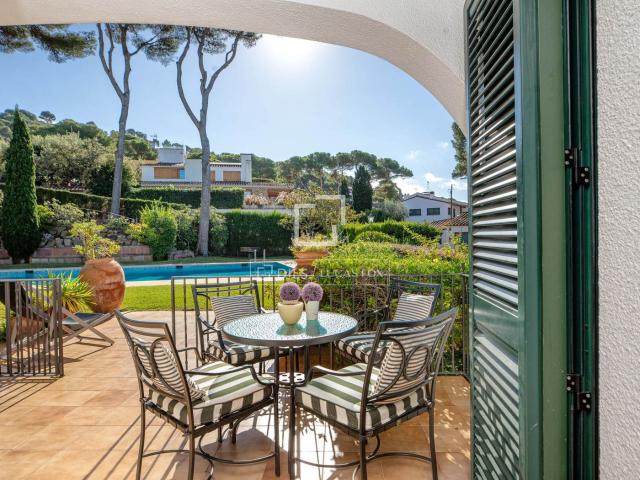 Chalet en venta en Llafranc Costa Brava. Encantadora casa de 4 habitaciones, situada a solo unos minutos a pie de la playa y del puerto de Llafranc. Chalets.