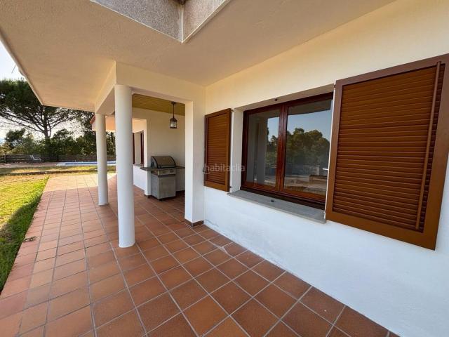 Chalet en venta en Llambilles. Exclusiva finca amb més de 12.000 m2 de terreny, piscina i total privacitat a només 15 minuts de Girona. Chalets.