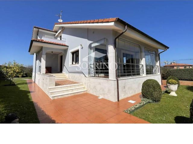 Chalet en venta en Llanes, Llanes Pueblo. CHALET EXCLUSIVO EN LLANES A 5 A PIE DE LAS MEJORES PLAYAS. Chalets.