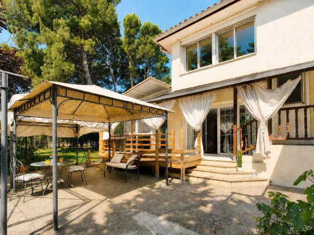 Chalet en venta en Lleida, Partides Rurals. Chalet independiente con 2 viviendas, gran jardín y privacidad cerca de Lleida. Chalets.