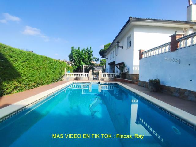 Chalet en venta en Lliçà d´Amunt. CASA DE 380 M2 CON PISCINA. Chalets Lliçà.