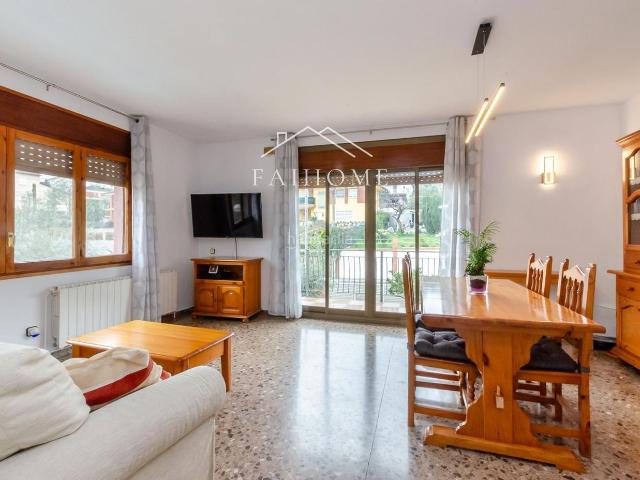Chalet en venta en Lliçà d´Amunt. Casa de 4 vientos con piscina y gran parcela en La Pineda. Chalets Lliçà.