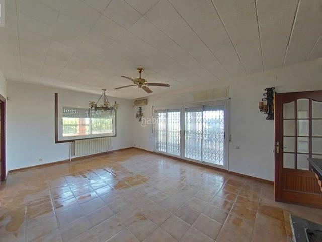 Chalet en venta en Lliçà de Vall. Encantador chalet de 7 dormitorios en Lliçà de Vall, con piscina, terraza y jardín, ideal para familias que buscan espacio y comod. Chalets Lliçà de.