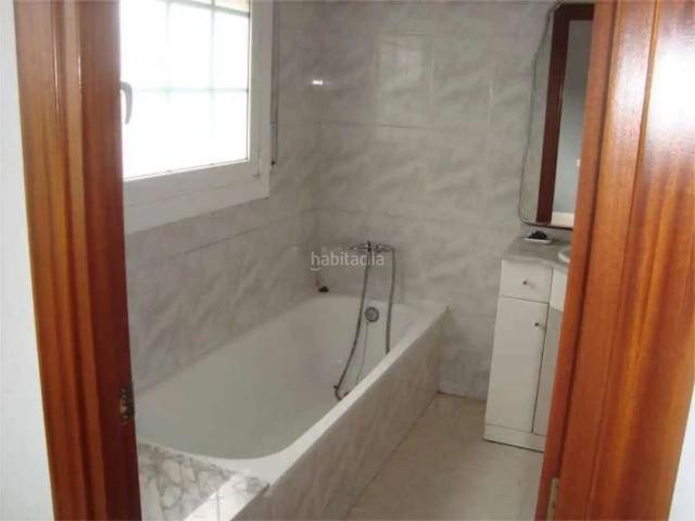 Chalet en venta en Llinars del Vallès. Casa céntrica con jardín privado, trastero y garaje para dos coches en Llinars del Vallès. Chalets Llinars del.