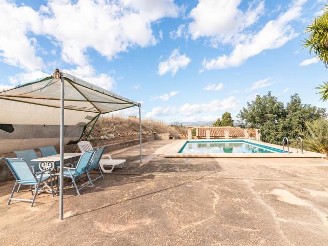 Chalet en venta en Llíria, Urbanizaciones. CHALET INDEPENDIENTE CON VISTAS A LA MONTAÑASobre una parcela de 6.364 m2 se encuentra este chalet de 310 m2 útiles, distribuido. Chalets.