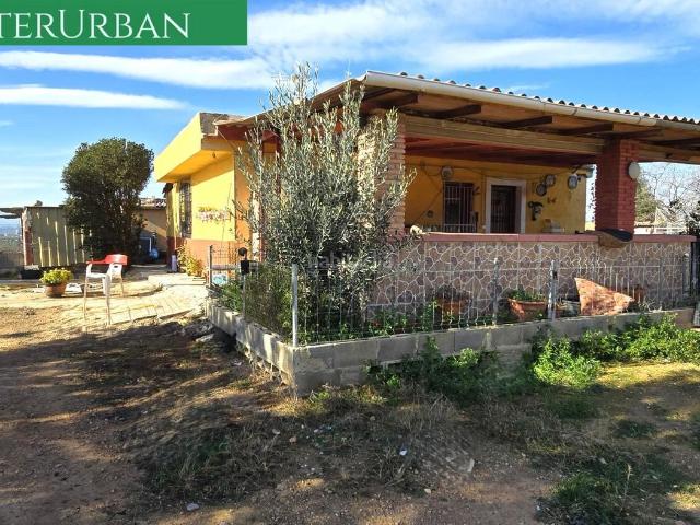 Chalet en venta en Llíria, Urbanizaciones. Chalet independiente con gran parcela y energía solar a 10 min de Lliria. Chalets.