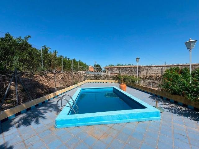 Chalet en venta en Llosa de Ranes. Gran potencial! Chalet independiente de origen con piscina y casa de invitados en parcela de 659 m2. Chalets Llosa de.