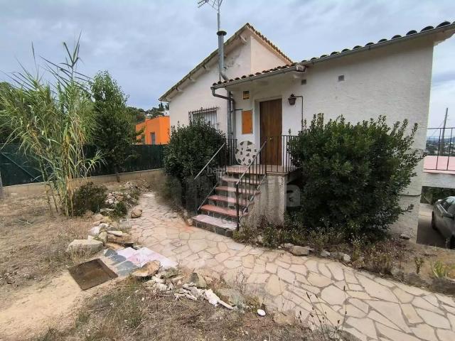 Chalet en venta en Lloret de Mar, Lloret Blau La Creu de Lloret Costa Brava. CASA PARCIALMENTE REFORMADA CON AMPLIO TERRENO Y VISTAS DESPEJADAS. Chalets Lloret de.