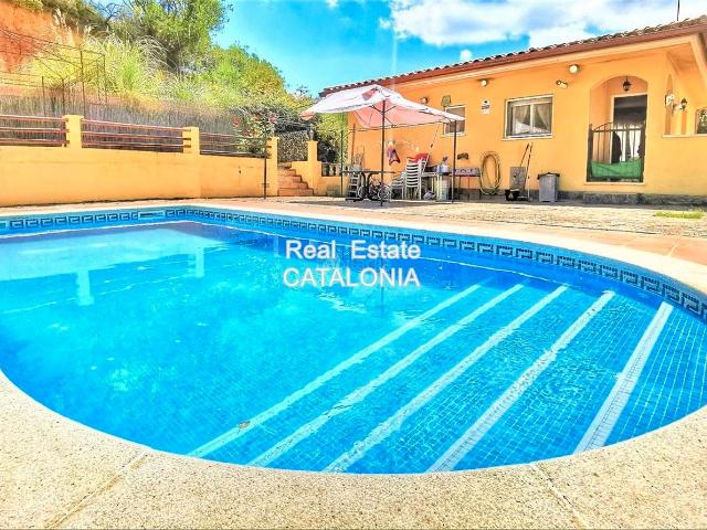 Chalet en venta en Lloret de Mar, Lloret Residencial Montlloret Costa Brava. Casa soleada con piscina cerca de la playa de Lloret de Mar. Chalets Lloret de.