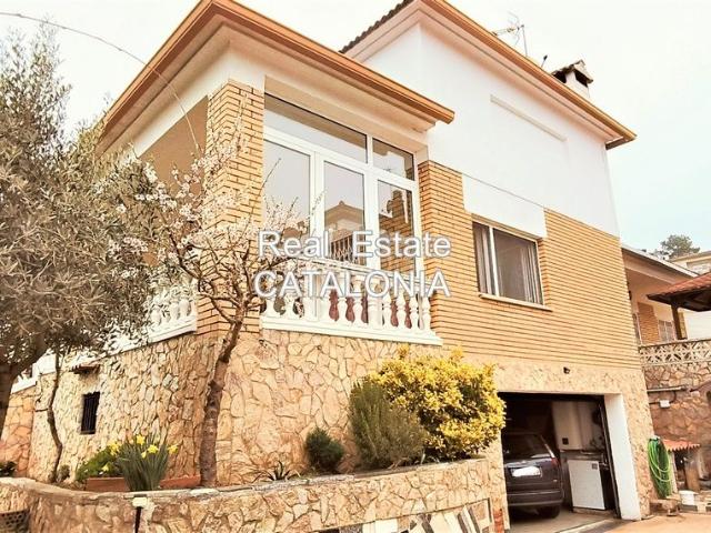 Chalet en venta en Lloret de Mar, Lloret Residencial Montlloret Costa Brava. Casa soleada con piscina cerca de las playas de Lloret de Mar. Chalets Lloret de.