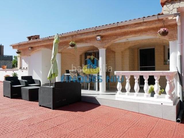 Chalet en venta en Lloret de Mar, Lloret Residencial Montlloret Costa Brava. Ref. 2080 Exclusiva propiedad con dos viviendas, 1 apartamento independiente y 2 piscinas en Lloret de Mar. Chalets.