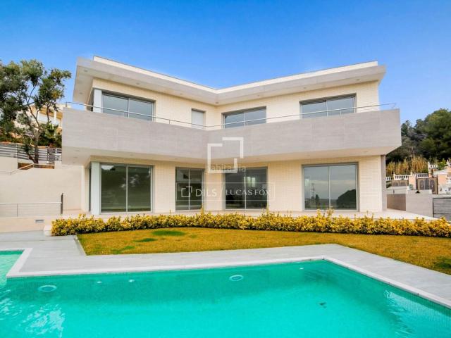 Chalet en venta en Lloret de Mar, Montgoda Costa Brava. Propiedad fantástica en venta en la Costa Brava, situada en la urbanización de La Montgoda, cerca del pueblo de Lloret de Mar, con. Chalets.