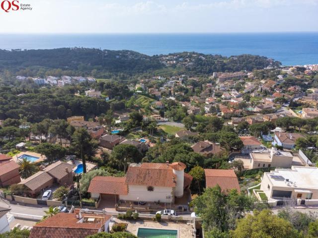 Chalet en venta en Lloret de Mar, Roca Grossa Costa Brava. Casa con piscina, pista de tenis y vistas al mar en la urbanización Roca Grossa, Lloret de Mar. Chalets Lloret de.