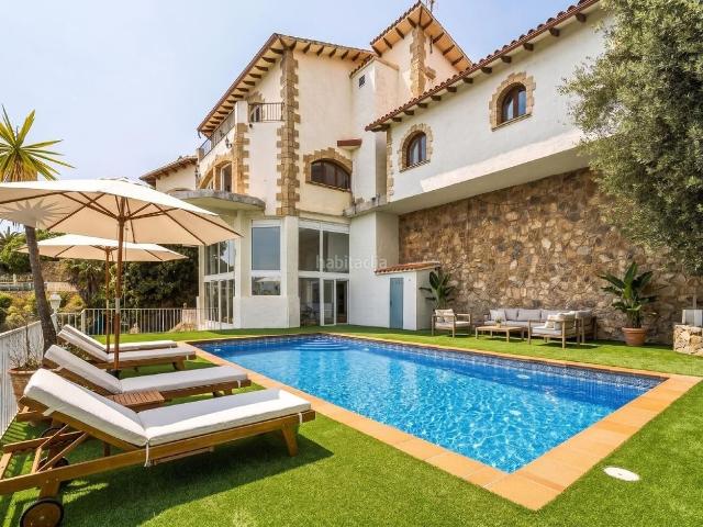 Chalet en venta en Lloret de Mar, Roca Grossa Costa Brava. Villa de representación con guest house, spa privado y tenis profesional. Chalets Lloret de.