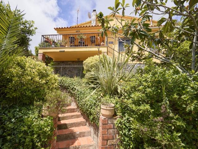 Chalet en venta en Lloret de Mar, Serra Brava Costa Brava. Una casa de cuento con gran jardín, privacidad y espacio para toda la familia. Chalets Lloret de.