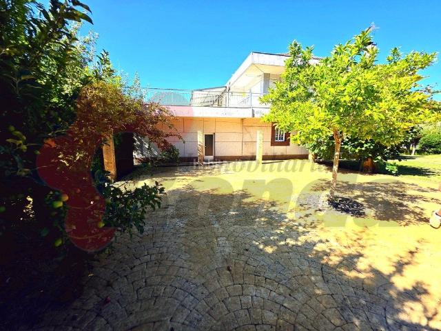 Chalet en venta en Lugo, Parroquias del Oeste. Exclusivo Refugio Familiar Privacidad y Confort a un Paso de Lugo. Chalets.