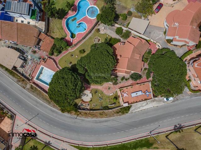 Chalet en venta en Motril, Motril ciudad. La finca más exclusiva de Motril piscina, vistas al mar y suelo urbanizable. Chalets.