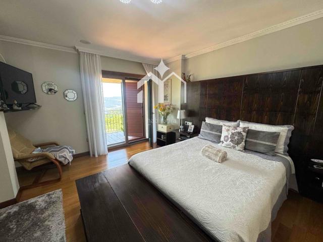 Chalet en venta en Moaña. IMPRESIONANTE CHALET INDEPENDIENTE CON VISTAS, DOMAIO, MOAÑA. Chalets.