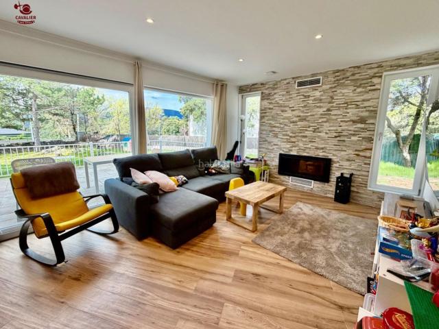 Chalet en venta en Molinos Los. Moderno chalet de 244m2 con 4 dormitorios y 3 baños distribuidos en planta principal, primera y garaje para dos vehículos. Chalets Molinos.