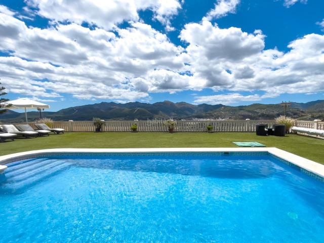 Chalet en venta en Monda. Villa de lujo de 8 dormitorios con casa de invitados en Monda. Chalets.