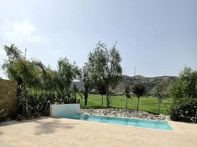 Chalet en venta en Monforte del Cid. Villa de 3 dormitorios con piscina privada en primera línea del campo de golf, ubicada en el prestigioso complejo Font del Llop, M. Chalets Monforte del.