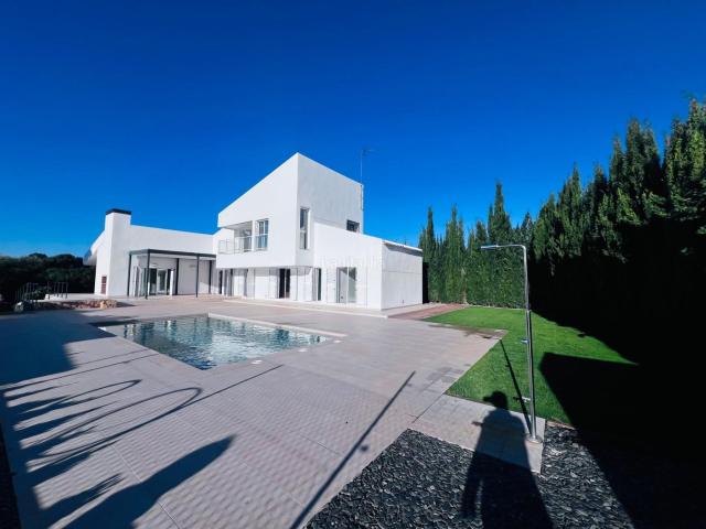 Chalet en venta en Monforte del Cid. Chalet moderno con piscina en Alenda Golf. Chalets Monforte del.