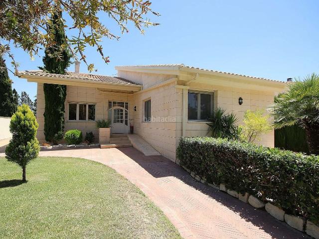 Chalet en venta en Monòver. Chalet Aislado con piscina y jardín. Chalets.