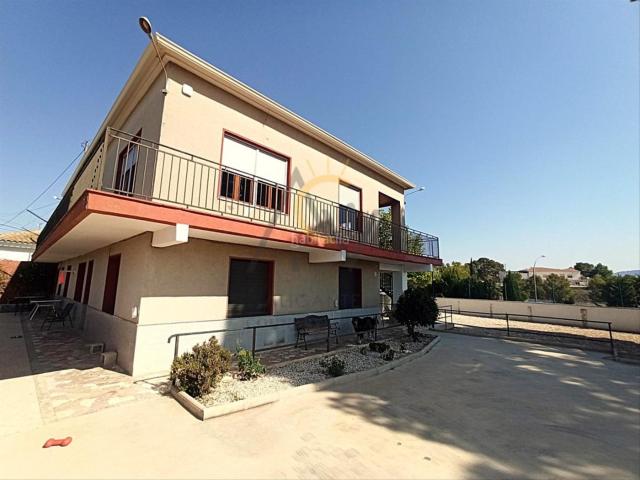 Chalet en venta en Monòver. Chalet de dos alturas en Monóvar. Chalets.