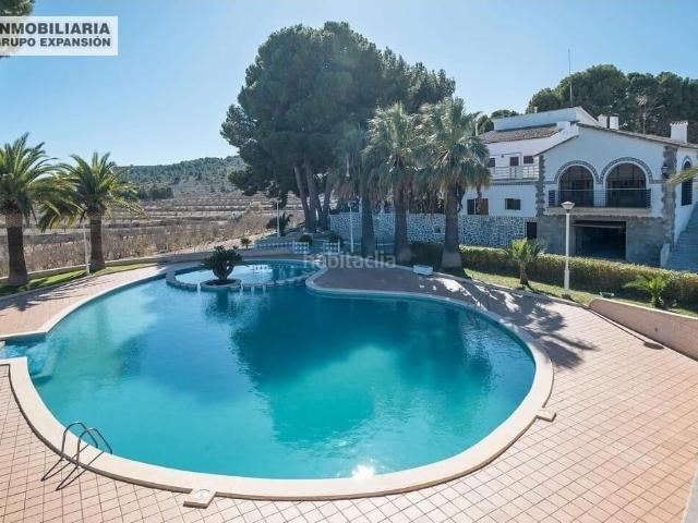 Chalet en venta en Monòver. Espectacular Finca en Monovar con 700.000 metros de Terreno muy bien situado. Chalets.