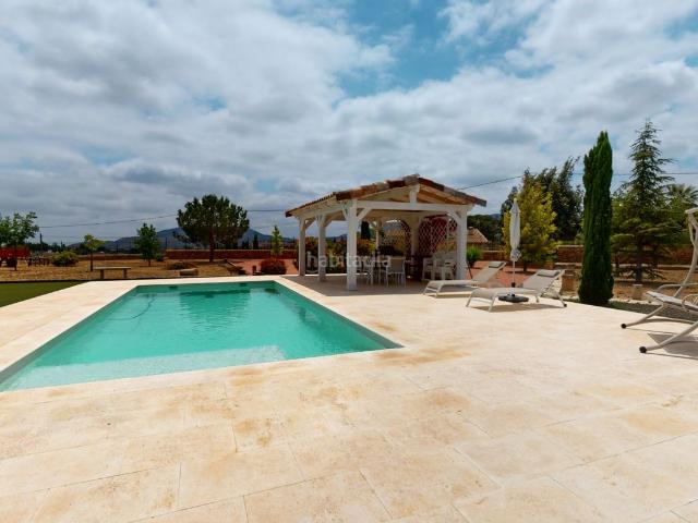 Chalet en venta en Monòver. EXCLUSIVO CHALET INDEPENDIENTE CON PISCINA EN UNA PARCELA DE 10.000 m². Chalets.