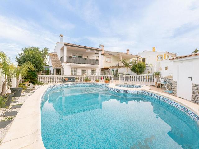 Chalet en venta en Monserrat. Amplia vivienda con piscina y jacuzzi en Calle Girasol, Montserrat. Chalets.
