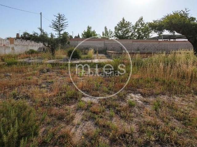 Chalet en venta en Monserrat. Parcela urbana con caseta y piscina. Chalets.