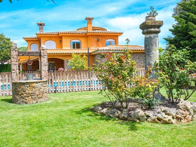 Chalet en venta en Mont ras Costa Brava. Exclusiva villa con piscina y acabados de alta calidad en la prestigiosa urbanización Torre Simona. Chalets.