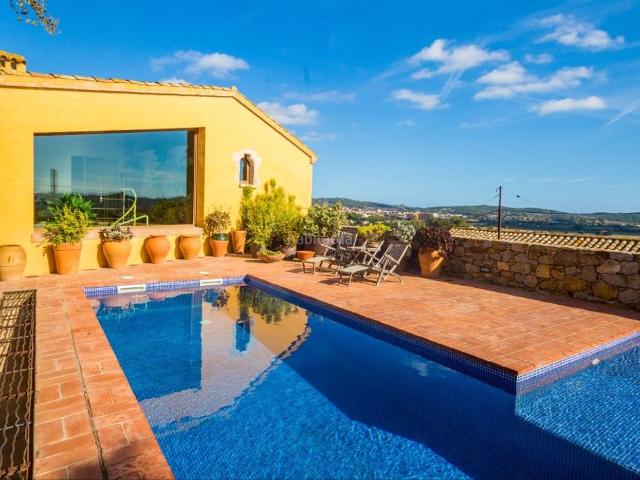 Chalet en venta en Mont ras Costa Brava. Preciosa casa de poble amb vistes úniques. Chalets.