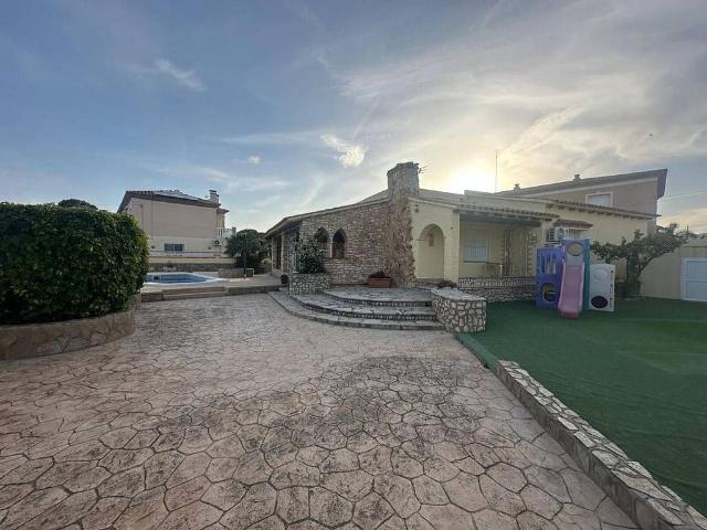 Chalet en venta en Mont Roig del Camp, de 180 m² 3 habitaciones por 600.000