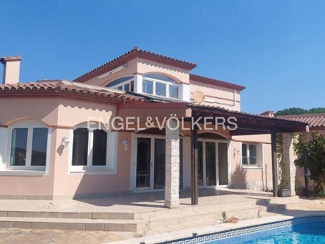 Chalet en venta en calle D'en Pere Antoni Torres i Jordi, Mont Roig del Camp, de 278 m² 6 habitaciones por 799.000