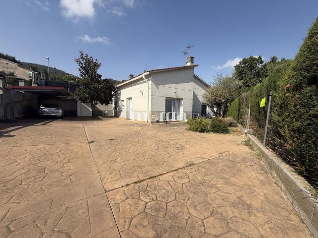Chalet en venta en Montornès del Vallès. MONTORNES CAN COLL CASA CON JARDIN EN UNA PLANTA. Chalets Montornès del.