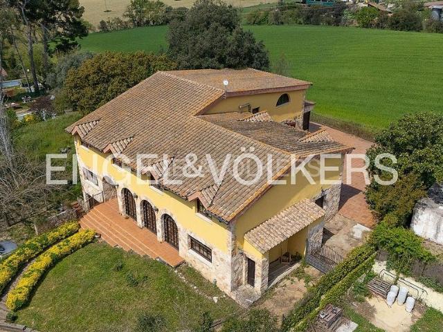 Chalet en venta en Montcada i Reixac, de 750 m² 10 habitaciones por 750.000