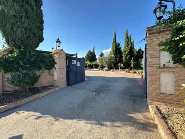 Chalet en venta en Montearagón. Casa RURAL independiente con 3 hab, 2 baños, piscina y zonas de ocio. Chalets.
