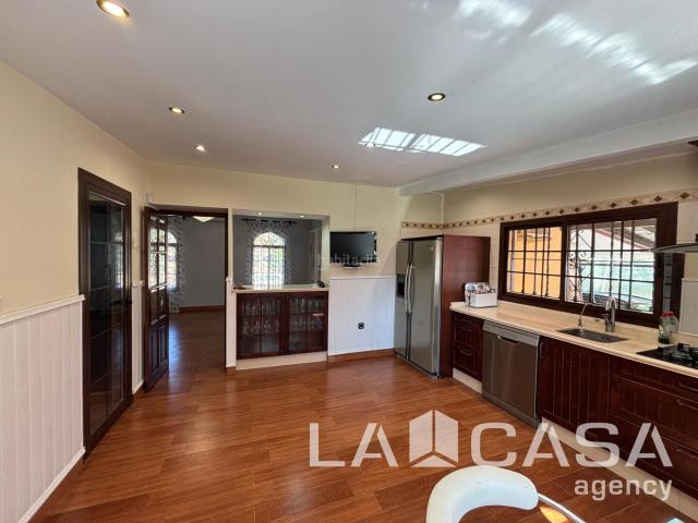 Chalet en venta en Montequinto, Condequinto. Chalets.