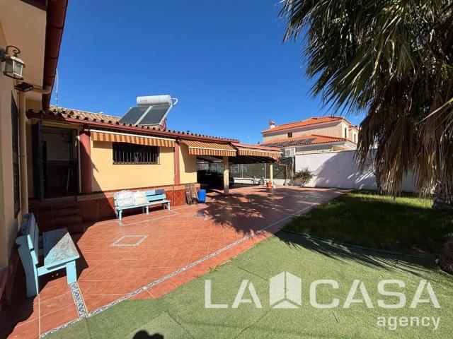 Chalet en venta en Montequinto, Condequinto. Chalets.