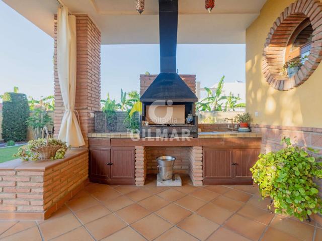 Chalet en venta en Montequinto, Condequinto. EXCLUSIVO CHALET EN CONDEQUINTO ELEGANCIA, PRIVACIDAD Y CARÁCTER ÚNICOHay viviendas que destacan por sus metros cuadrados y otras. Chalets.