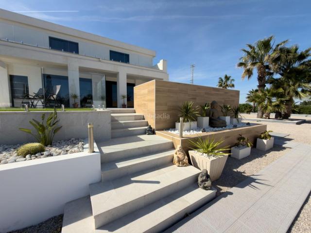 Chalet en venta en Montesinos Los. Exclusiva finca con villa de lujo, piscina tipo resort y gran potencial en Los Montesinos. Chalets Montesinos.