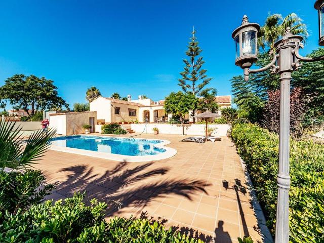 Chalet en venta en Montesinos Los. This is a typical Spanish style Villa with land and fruittrees for sale. Chalets Montesinos.