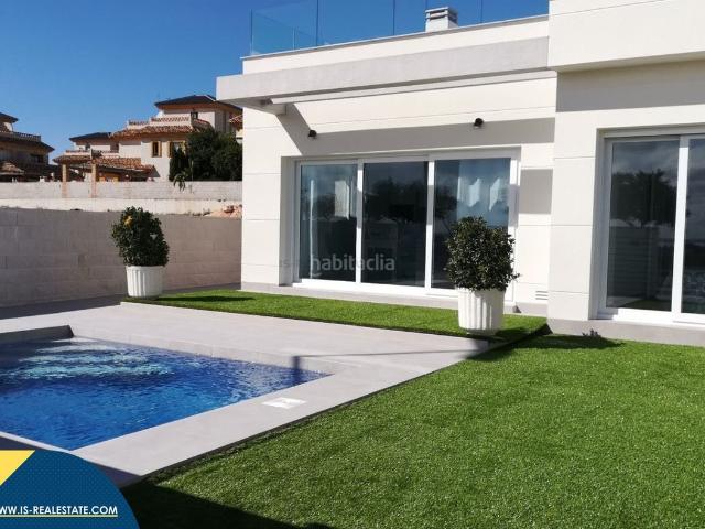 Chalet en venta en Montesinos Los. Villa con piscina privada en la provincia de Alicante, en la localidad de Los Montesinos. 3 dormitorios 191 m² A 7,3 km del ma. Chalets Montesinos.