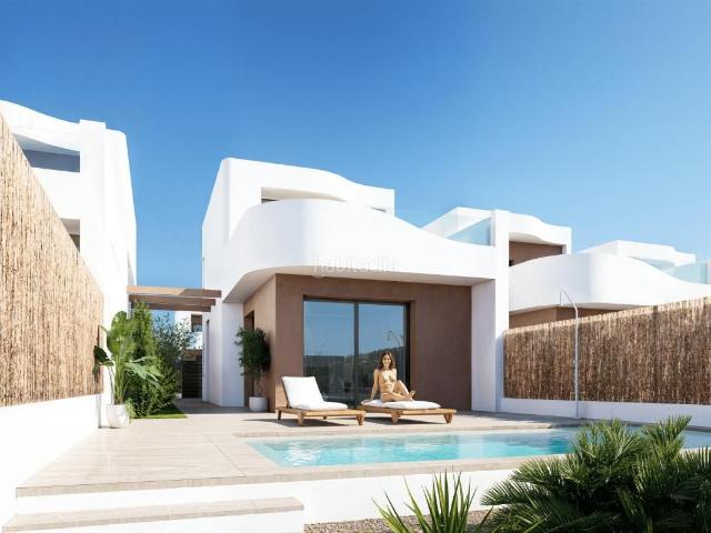 Chalet en venta en Montesinos Los. Villa de 3 dormitorios y 2 baños con piscina y jardín en Los Montesinos. Chalets Montesinos.